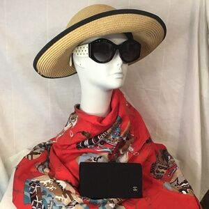 NEW! CHANEL CH5486 Oval Sunglasses. Polarized White Square Quilted w/ Black Logo